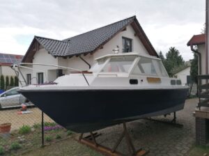Łódź motorowa – jacht z miejscem do spania