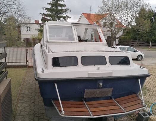 Łódź motorowa – jacht z miejscem do spania