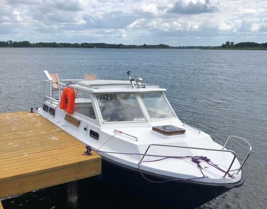 Łódź motorowa – jacht z miejscem do spania