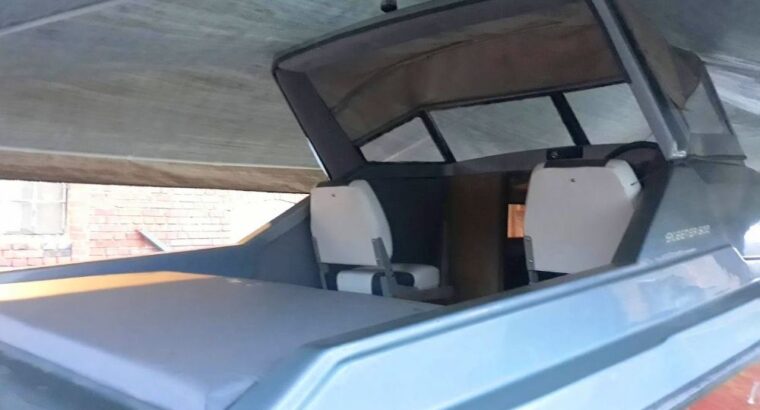 Łódź motorowa z silnikiem jak shetland , onedin